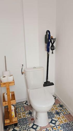 une salle de bain avec des toilettes blanches dans une chambre dans l'établissement Le comble de Lens / 10 min du stade et gare, à Lens