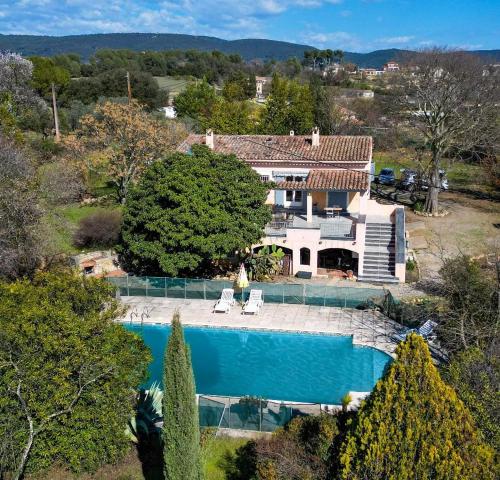 une vue aérienne d'une maison avec piscine dans l'établissement Villa du clos d'Ières, à Draguignan