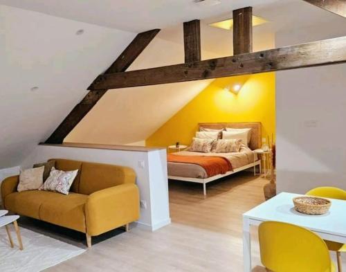 une chambre avec un lit, un canapé et une table dans l'établissement Le comble de Lens / 10 min du stade et gare, à Lens