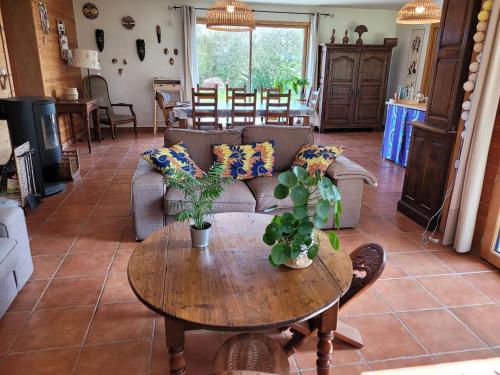 un salon avec un canapé et une table dans l'établissement evasion exotique à 700 metres de la plage, à Plouescat