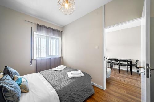 Cama o camas de una habitación en Apartamentos D'Alegria by Amber Star Rent