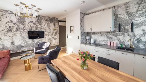 Η κουζίνα ή μικρή κουζίνα στο Apartamenty Stare Miasto