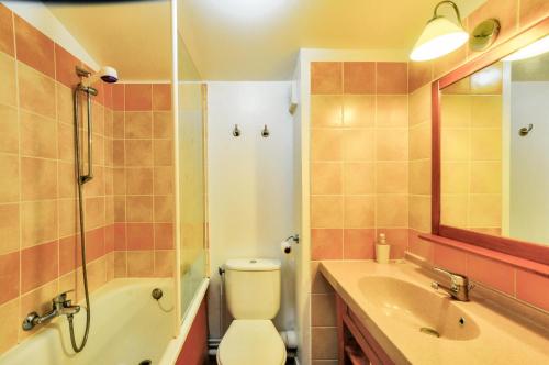 une salle de bain avec toilettes, lavabo et douche dans l'établissement La résidence du Lac - maeva Home - Maison 3 pièces 6 personnes - Prestige MAE-0191, à Monflanquin