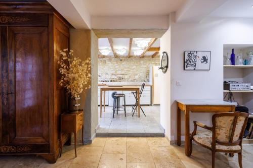 - un salon avec une porte en bois et une table dans l'établissement La Bastide Spirale - Welkeys, à Avignon