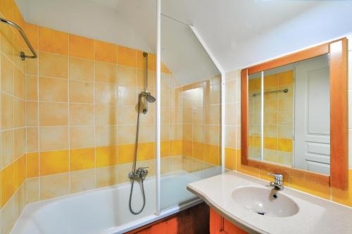 une salle de bain avec une baignoire, un lavabo et une douche dans l'établissement La résidence du Lac - maeva Home - Appartement 2 pièces 5 personnes - Sélection MAE-2491, à Monflanquin