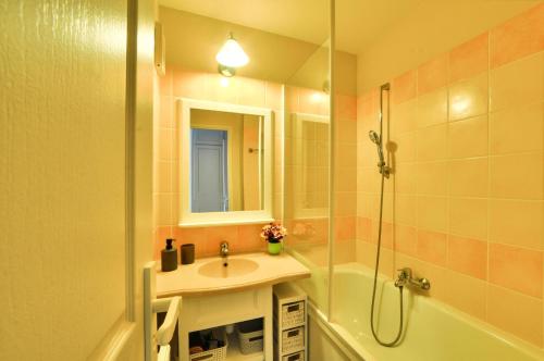 une salle de bain avec un lavabo et une douche dans l'établissement La résidence du Lac - maeva Home - Appartement avec terrasse et parking 2 pièces 4 personnes - Prestige - super Home MAE-6811, à Monflanquin