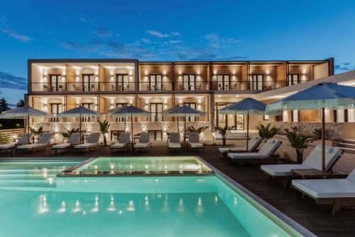 Verano Afytos Hotel في أفيتوس: فندق فيه مسبح امام مبنى