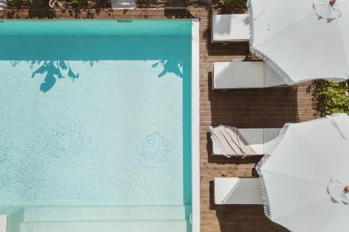 uma vista superior de uma piscina em Verano Afytos Hotel em Afitos