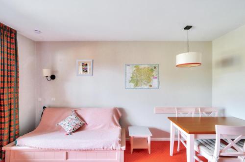 une chambre avec un lit et une table et une salle à manger dans l'établissement La résidence du Lac - maeva Home - Appartement 2 pièces 5 personnes - Sélection MAE-0211, à Monflanquin