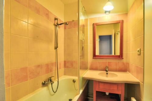 une salle de bain avec une baignoire, un lavabo et une douche dans l'établissement La résidence du Lac - maeva Home - Appartement 2 pièces 5 personnes - Sélection MAE-0211, à Monflanquin