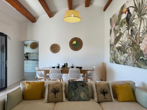 un salon avec un canapé et une table dans l'établissement L'appartement Porquerolles au Lavandou, au Lavandou