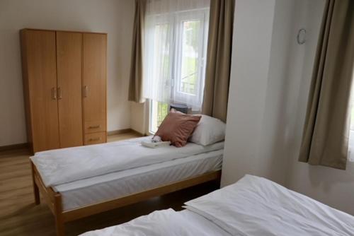 Ένα ή περισσότερα κρεβάτια σε δωμάτιο στο Green River Rooms