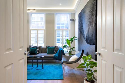 A seating area at Welcome London - Trafalgar Townhouse
