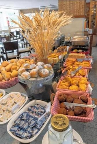 een buffet met gebak en andere lekkernijen in manden bij Gran Lençóis Flat Barreirinhas Apt 209 Caburé in Barreirinhas