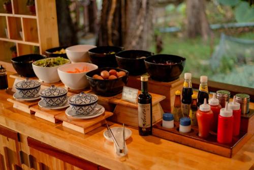 een tafel met flessen wijn en kommen eten bij Tubtim Resort in Ko Samed