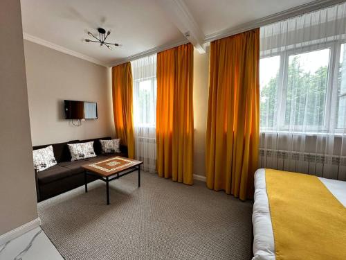 pokój hotelowy z łóżkiem i kanapą w obiekcie Grand Bereke Hotel w mieście Ałma-Ata