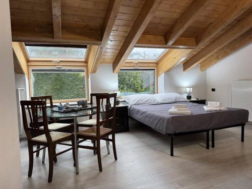Schlafzimmer mit einem Bett, einem Tisch und Stühlen in der Unterkunft Comfort Room 4 Dogana Svizzera in San Fermo della Battaglia
