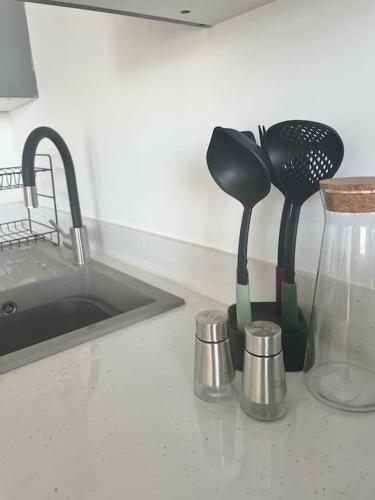 Η κουζίνα ή μικρή κουζίνα στο Trearddur Bay ground floor apartment