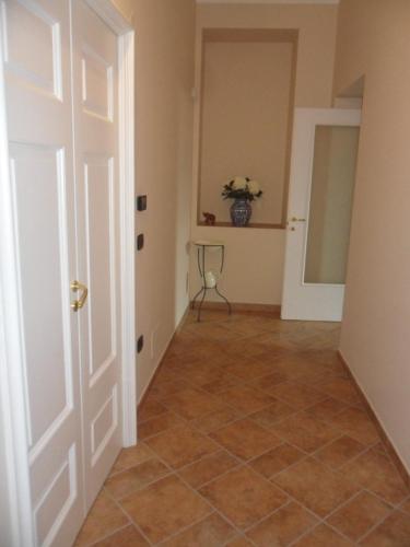 a hallway with a door and a tile floor at Palazzo Gentilizio de Maffutiis in Auletta