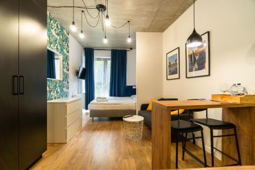 Il comprend une cuisine, un salon avec un bureau et une chambre. dans l'établissement Apartamenty Silver Place, à Szczecin
