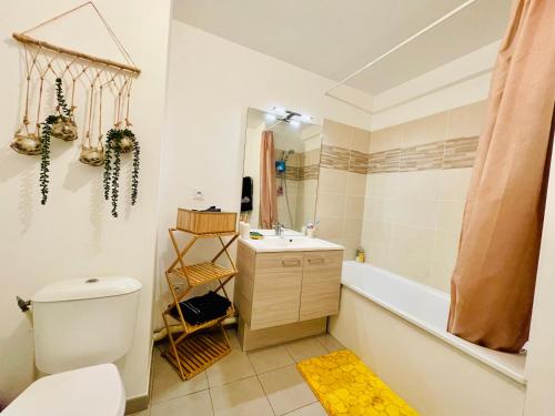 une salle de bain avec toilettes, baignoire et lavabo dans l'établissement Chez André - Appartement 4 personnes prox Lille, à Saint-André