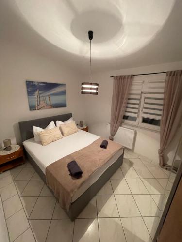 ein Schlafzimmer mit einem großen Bett in einem Zimmer in der Unterkunft Apartmani Ivanic in Vir