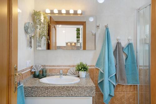 uma casa de banho com um lavatório e um espelho em Mi Casita em Playa Blanca