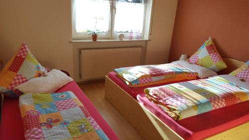 Katil atau katil-katil dalam bilik di Ferienwohnung Weingut Leis
