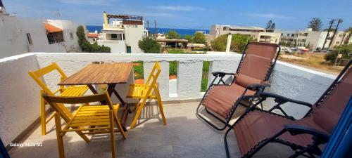 um pátio com uma mesa e cadeiras numa varanda em Sissi Holiday Appartement em Sissi