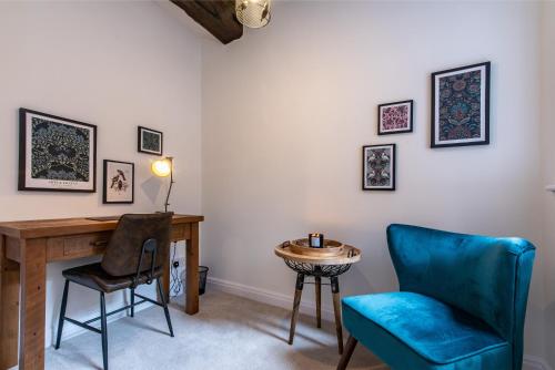 Zimmer mit einem Schreibtisch, einem Stuhl und einem Tisch in der Unterkunft Luxury Chester Townhouse with Parking in Chester