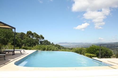 Grande villa 230 m2 avec piscine et vue mer panoramique à proximité des Plages et du Circuit Paul Ricard
