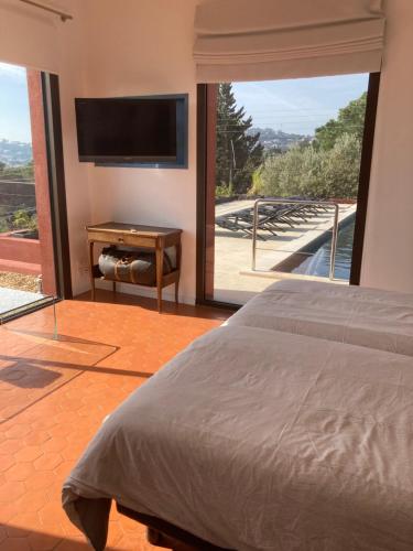 une chambre avec un lit et une grande fenêtre dans l'établissement Villa Vue Mer, à Sainte-Maxime