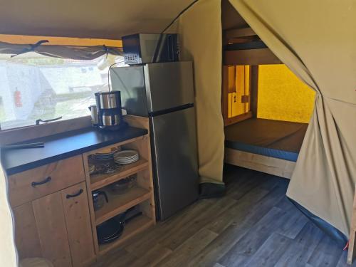 eine Küche mit einem Kühlschrank und einem Waschbecken im Zimmer in der Unterkunft Mobile Homes Adria Ankaran in Ankaran