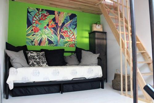 セニョスにあるSEIGNOSSE Océan- Résidence LES FOUGERES- Villa patio avec climatisation et terrasseの緑の壁のドミトリールーム(ベッド1台)
