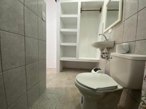 a bathroom with a toilet and a sink at Apartamento KERU in San Juan del Sur