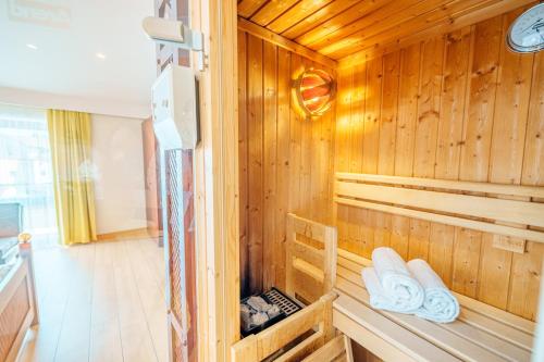 Habitación con sauna y paredes de madera. en Bavaria Lifestyle Hotel, en Altötting