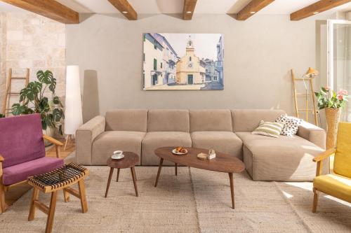 uma sala de estar com um sofá e uma mesa em Casa Barbiere Hvar em Jelsa
