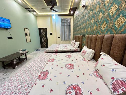 Letto o letti in una camera di TEMPLE TOWN HOMES assi ghat Varanasi