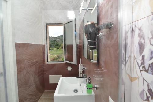 a bathroom with a sink and a mirror at Le Spiagge di San Teo in San Teodoro