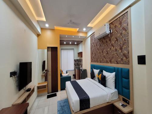 Habitación de hotel con cama y TV en Hotel Sarika International, en Indore