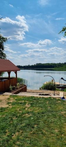 Tatarak domki na mazurach nad jeziorem Wałpusz - domek nr 2