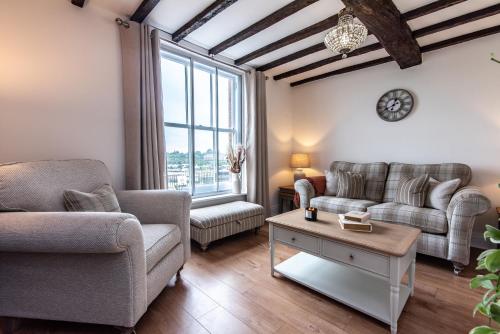 ein Wohnzimmer mit 2 Sofas und einem Tisch in der Unterkunft Blackfriars House, overlooking Chester Racecourse in Chester