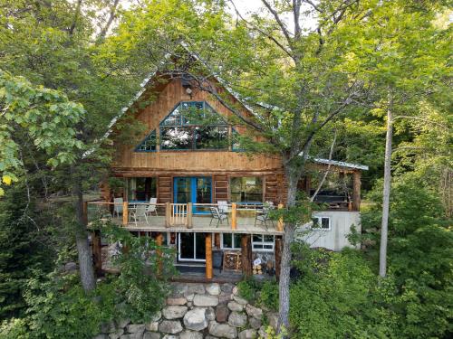 Gallery image of Le Chalet Inuksuk - Log Cabin Waterfront Spa in Sainte Béatrix