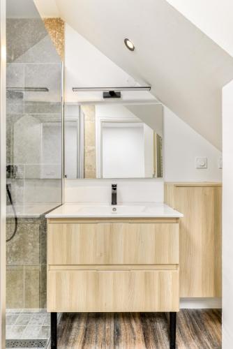 une salle de bain avec un lavabo et une douche dans l'établissement Côté Palais avec Climatisation - Fibre & Netflix - Spacieux en rez-de-chaussée, à Carcassonne