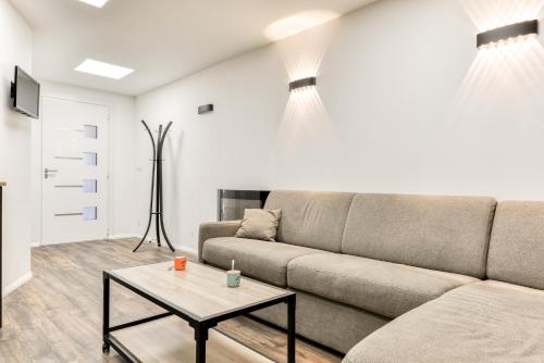 Côté Palais avec Climatisation - Fibre & Netflix - Spacieux en rez-de-chaussée