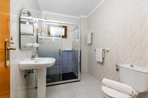 W łazience znajduje się toaleta, umywalka i prysznic. w obiekcie Los Ficus w mieście Playa del Ingles