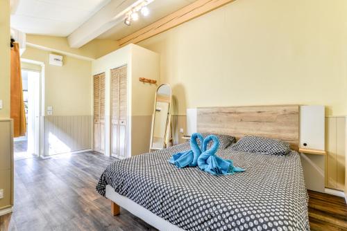 - une chambre avec un lit et des serviettes bleues dans l'établissement Côté Palais avec Climatisation - Fibre & Netflix - Spacieux en rez-de-chaussée, à Carcassonne