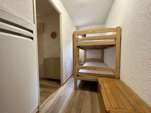 Palanda nebo palandy na pokoji v ubytování Studio avec coin montagne - 4 pers, à 100m des télécabines, piscine, parking, casier à ski - FR-1-330F-94