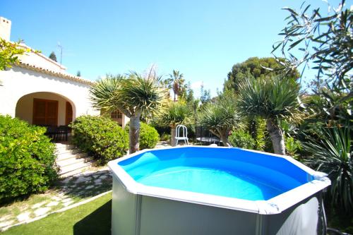 wanna z hydromasażem w ogrodzie domu w obiekcie Chalet CasaTuris en Urb. La Font Sant Joan d´Alacant CH102 w mieście San Juan de Alicante