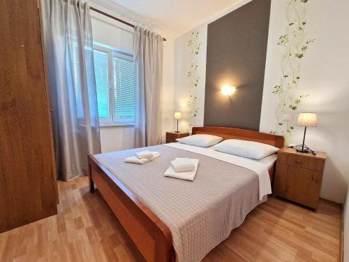 Postel nebo postele na pokoji v ubytování Modern eingerichtete Apartment im Erdgeschoss ideal für Famillien mit Kinder im Zentrum von Baska